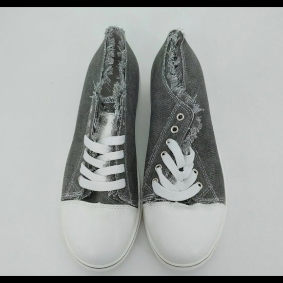 Freyed grey shoes - Picture 3 of 4